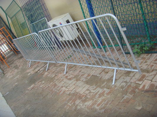Metal Crowd Control Barriers Silver Color Weather Resistant For  Vehicles Stopping