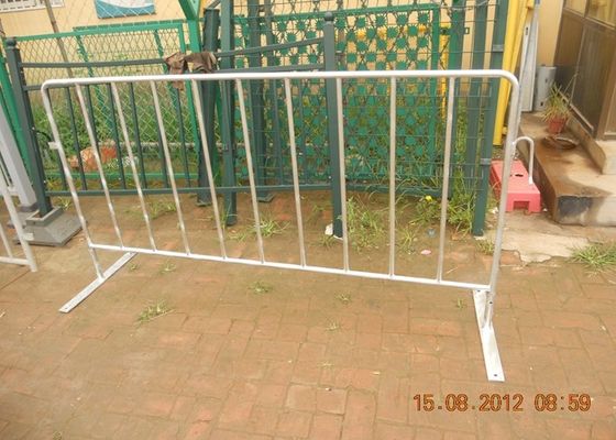 Hot Dipped Galvanized Crowd Control Barriers Silver Color With Bridge Type Foot